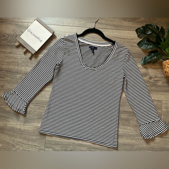 Gap horizontal striped ruffle sleeve hem scoop neck top. Size M - Picture 1 of 6